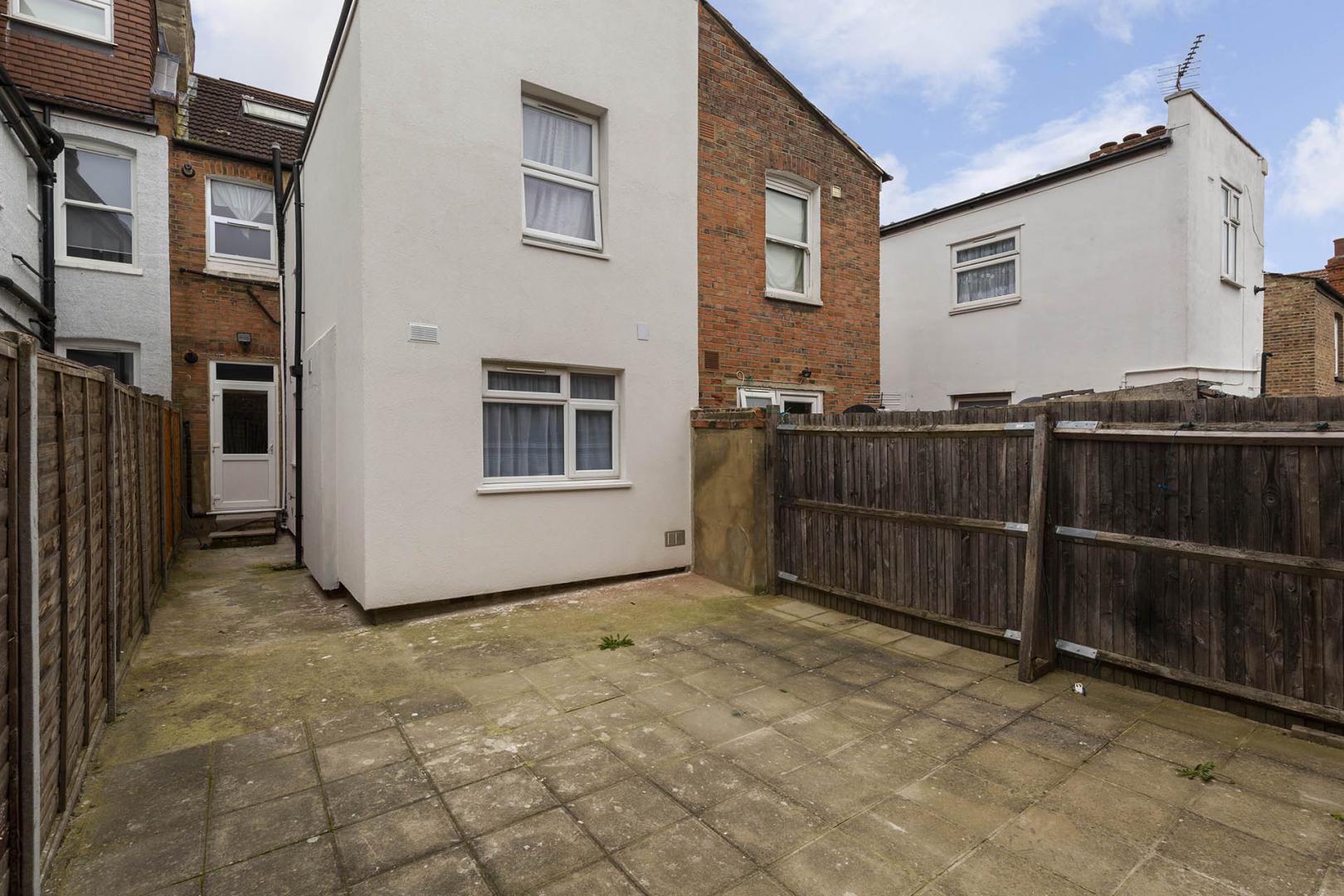 Stunning Garden Apartment in Central Location Burns Road, Harlesden